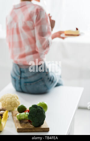 Frutta e verdura biologiche nei pressi di donna holding torta dolce Foto Stock