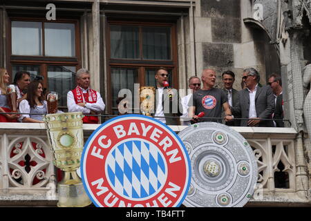 Robert KOVAC, Niko Kovac, Karl-Heinz Rummenigge und Hans-Wilhelm Müller-Wohlfahrt bei der Meisterfeier des FC Bayern München auf dem Balkon des Rathau Foto Stock