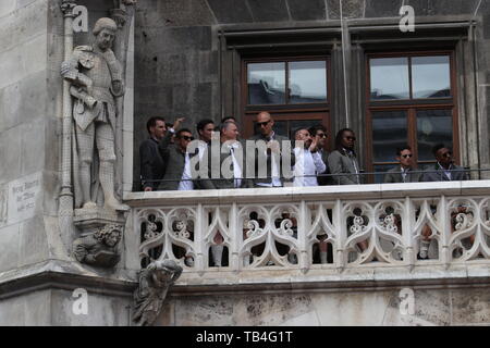 Robert KOVAC, Niko Kovac, Karl-Heinz Rummenigge und Hans-Wilhelm Müller-Wohlfahrt bei der Meisterfeier des FC Bayern München auf dem Balkon des Rathau Foto Stock