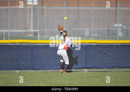 Center fielder viene eseguito al di fuori della camera come lei non è stato in grado di raggiungere con l'esplosione che ha portato in un home run. Stati Uniti d'America. Foto Stock