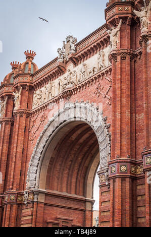 Architectural Close-up di Rosso monumentale arco in mattoni in Barcellona, Spagna Foto Stock