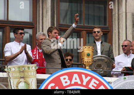 Robert KOVAC, Niko Kovac, Karl-Heinz Rummenigge und Hans-Wilhelm Müller-Wohlfahrt bei der Meisterfeier des FC Bayern München auf dem Balkon des Rathau Foto Stock