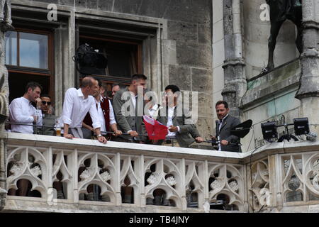 Robert KOVAC, Niko Kovac, Karl-Heinz Rummenigge und Hans-Wilhelm Müller-Wohlfahrt bei der Meisterfeier des FC Bayern München auf dem Balkon des Rathau Foto Stock