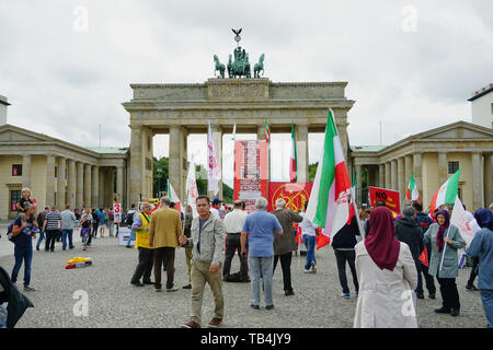 Iraniani protestando regime repressivo dalla Porta di Brandeburgo a Berlino Foto Stock