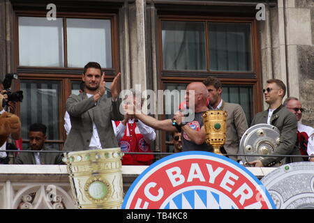 Robert KOVAC, Niko Kovac, Karl-Heinz Rummenigge und Hans-Wilhelm Müller-Wohlfahrt bei der Meisterfeier des FC Bayern München auf dem Balkon des Rathau Foto Stock