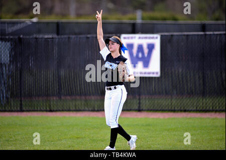 Un outfielder lo scambio di segnali a mano e per comunicare con i tuoi compagni di squadra che ci sono due uscite in inning. Stati Uniti d'America. Foto Stock