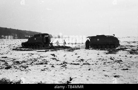 Esercito USA / Stati Uniti esercito - 74a Campo Battaglione di artiglieria - Selbstfahrgeschütz (Selbstfahrlafette) M44 155 mm / Obice semovente SPH M44 6.1 pollici e fanteria corazzata veicolo AIV M59 Foto Stock