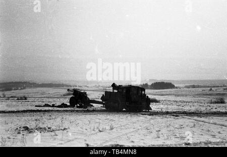 Esercito USA / Stati Uniti esercito - 74a Campo Battaglione di artiglieria - Schwere Feldhaubitze M114 - M1 155 mm / pesanti obice M114 - M1 6.1 pollici& Alta Velocità trattore M5 Foto Stock