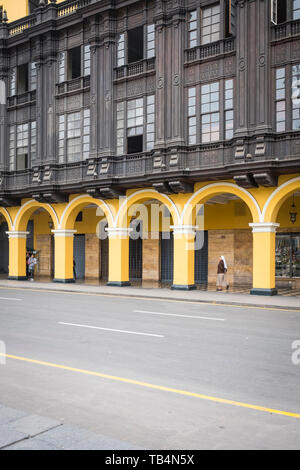 Colorate in stile coloniale di architettura a Plaza de Armas o piazza principale del centro storico di Lima, Perù Foto Stock