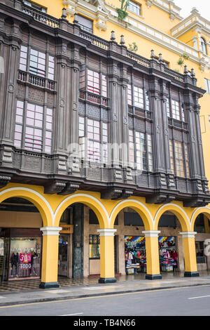 Colorate in stile coloniale di architettura a Plaza de Armas o piazza principale del centro storico di Lima, Perù Foto Stock