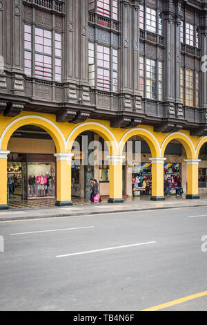 Colorate in stile coloniale di architettura a Plaza de Armas o piazza principale del centro storico di Lima, Perù Foto Stock