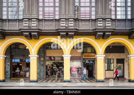 Colorate in stile coloniale di architettura a Plaza de Armas o piazza principale del centro storico di Lima, Perù Foto Stock