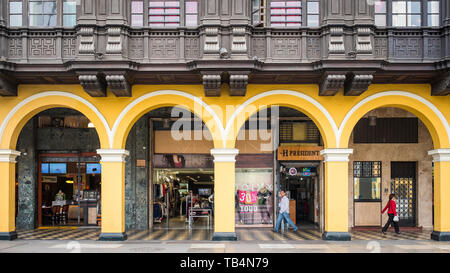 Colorate in stile coloniale di architettura a Plaza de Armas o piazza principale del centro storico di Lima, Perù Foto Stock