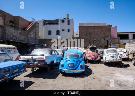 Parcheggio in garage pieno di auto classiche come la Volkswagen Maggiolino per la riparazione di Arequipa, Perù Foto Stock