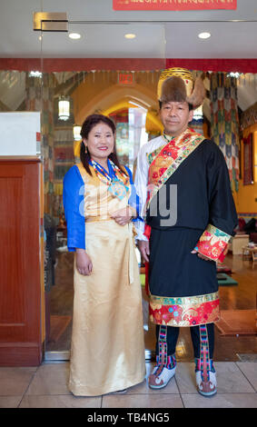 Poste ritratto di Nepalese esecutori buddista in abiti tradizionali presso il Tempio di Sherpa in Elmhurst, Queens, a New York City. Foto Stock