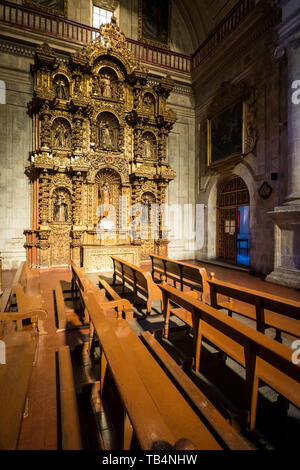 Chiesa della Compagnia o Iglesia de la compañía è un piccolo stile barocco chiesa con un ben facciata ornata situato nel centro cittadino di Arequipa, Perù Foto Stock
