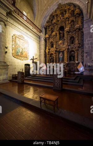 Chiesa della Compagnia o Iglesia de la compañía è un piccolo stile barocco chiesa con un ben facciata ornata situato nel centro cittadino di Arequipa, Perù Foto Stock