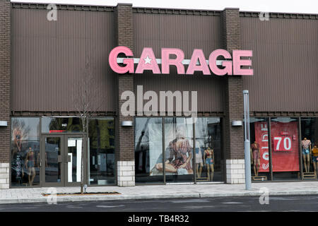 Un segno del logo al di fuori di un Garage abbigliamento store in Vaudreuil-Dorion, Quebec, Canada, il 21 aprile 2019. Foto Stock