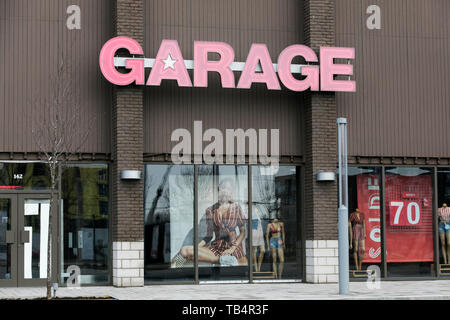 Un segno del logo al di fuori di un Garage abbigliamento store in Vaudreuil-Dorion, Quebec, Canada, il 21 aprile 2019. Foto Stock