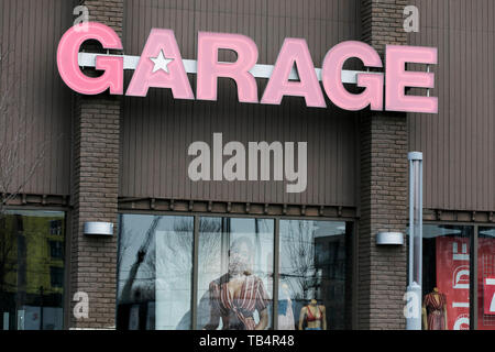 Un segno del logo al di fuori di un Garage abbigliamento store in Vaudreuil-Dorion, Quebec, Canada, il 21 aprile 2019. Foto Stock