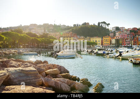 Piccoli yacht e barche da pesca a marina di Lerici città, situata in provincia di La Spezia in Liguria, parte della Riviera Italiana, Italia. Foto Stock