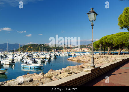 Piccoli yacht e barche da pesca a marina di Lerici città, situata in provincia di La Spezia in Liguria, parte della Riviera Italiana, Italia. Foto Stock
