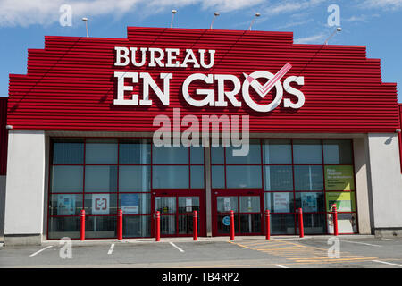Un segno del logo al di fuori di un ufficio di presidenza en gros (Staples) retail store ubicazione a Montreal, Quebec, Canada, il 21 aprile 2019. Foto Stock