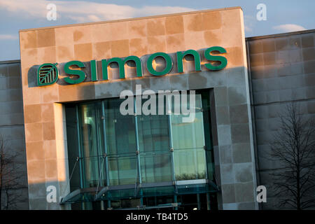 Un logo segno esterno di una La Maison Simons store in Saint-Bruno-de-Montarville, Quebec, Canada, il 21 aprile 2019. Foto Stock