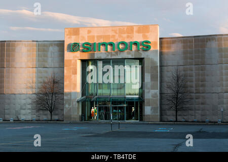 Un logo segno esterno di una La Maison Simons store in Saint-Bruno-de-Montarville, Quebec, Canada, il 21 aprile 2019. Foto Stock