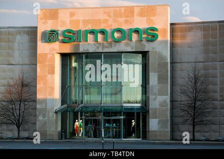 Un logo segno esterno di una La Maison Simons store in Saint-Bruno-de-Montarville, Quebec, Canada, il 21 aprile 2019. Foto Stock