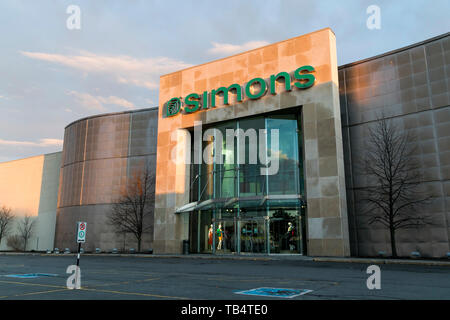 Un logo segno esterno di una La Maison Simons store in Saint-Bruno-de-Montarville, Quebec, Canada, il 21 aprile 2019. Foto Stock