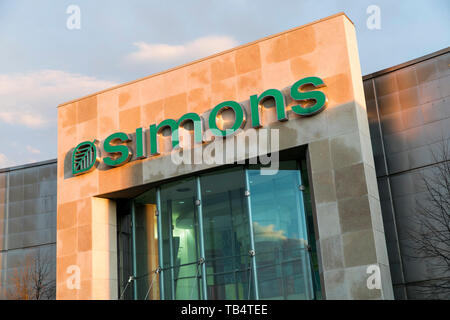 Un logo segno esterno di una La Maison Simons store in Saint-Bruno-de-Montarville, Quebec, Canada, il 21 aprile 2019. Foto Stock