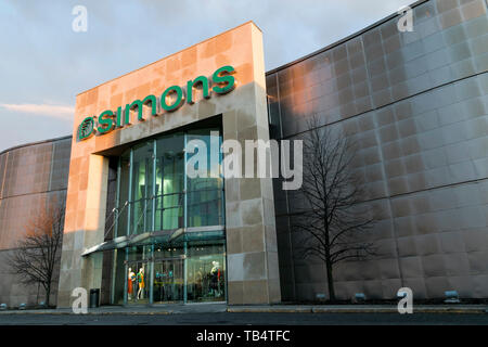 Un logo segno esterno di una La Maison Simons store in Saint-Bruno-de-Montarville, Quebec, Canada, il 21 aprile 2019. Foto Stock