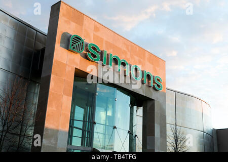 Un logo segno esterno di una La Maison Simons store in Saint-Bruno-de-Montarville, Quebec, Canada, il 21 aprile 2019. Foto Stock