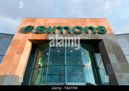 Un logo segno esterno di una La Maison Simons store in Saint-Bruno-de-Montarville, Quebec, Canada, il 21 aprile 2019. Foto Stock