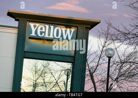 Un segno del logo al di fuori di un giallo Chaussures store in Saint-Bruno-de-Montarville, Quebec, Canada, il 21 aprile 2019. Foto Stock