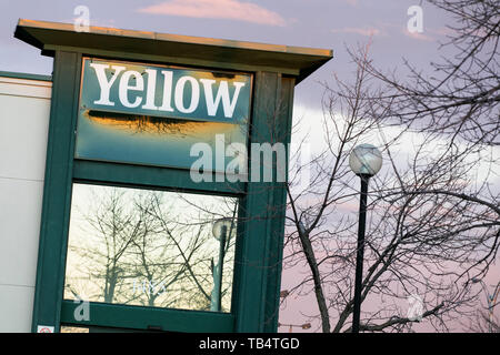 Un segno del logo al di fuori di un giallo Chaussures store in Saint-Bruno-de-Montarville, Quebec, Canada, il 21 aprile 2019. Foto Stock