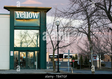 Un segno del logo al di fuori di un giallo Chaussures store in Saint-Bruno-de-Montarville, Quebec, Canada, il 21 aprile 2019. Foto Stock