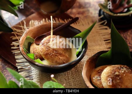 Serabi Kocor. Javanese tradizionale pancake con latte di cocco salsa dolcificato con Brown Sugar Palm. Foto Stock