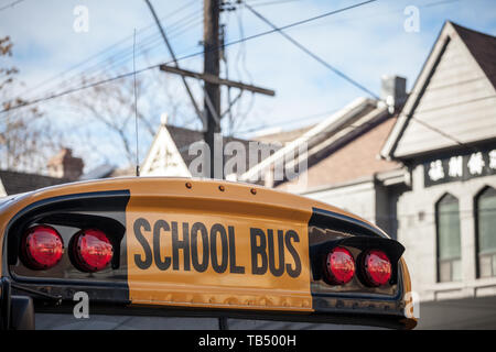 Dettaglio del tetto di un North American Yellow School Bus parcheggiato su una strada in attesa per gli studenti in una zona residenziale di Toronto, Ontario, Canada P Foto Stock