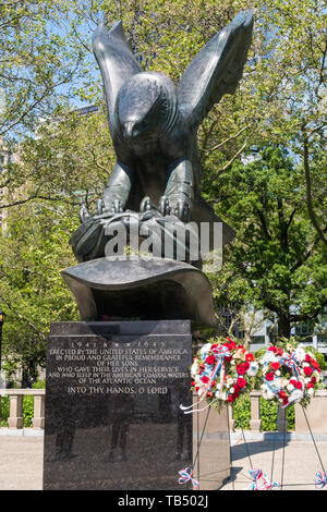 Aquila di bronzo e corona statua, East Coast War Memorial, Battery Park, New York City, Stati Uniti d'America Foto Stock