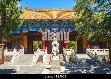 Pechino Tempio di Confucio, Cina. La traduzione dei caratteri cinesi è 'Gate del grande risultato" Foto Stock