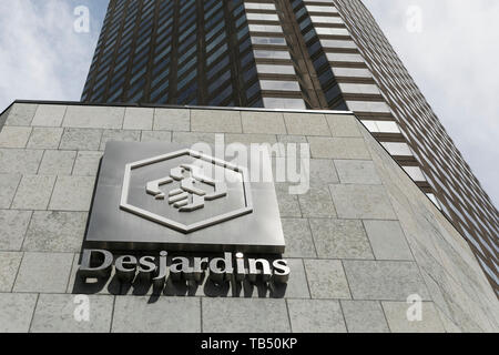 Un segno del logo al di fuori di una struttura occupata dal gruppo Desjardins a Montreal, Quebec, Canada, il 21 aprile 2019. Foto Stock