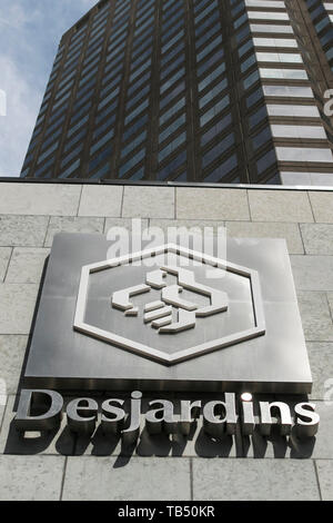 Un segno del logo al di fuori di una struttura occupata dal gruppo Desjardins a Montreal, Quebec, Canada, il 21 aprile 2019. Foto Stock