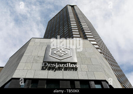 Un segno del logo al di fuori di una struttura occupata dal gruppo Desjardins a Montreal, Quebec, Canada, il 21 aprile 2019. Foto Stock