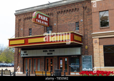 Holland, Michigan, Stati Uniti d'America - 11 Maggio 2019: Il vecchio edificio del Teatro del Parco, accanto al Centennial Park Foto Stock