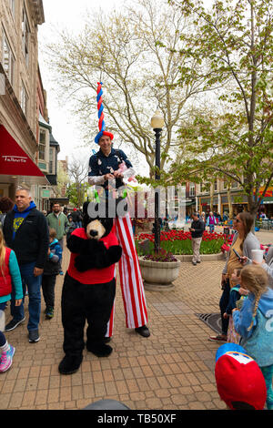 Holland, Michigan, Stati Uniti d'America - 11 Maggio 2019: Street performer divertente la gente del posto e turisti durante il Tulip Time Festival Foto Stock