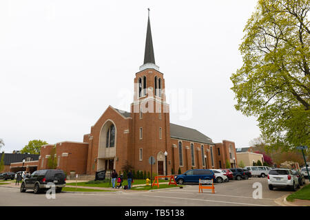 Holland, Michigan, Stati Uniti d'America - 11 Maggio 2019: la Central Avenue cristiani chiesa riformata, di fronte al Centennial Park Foto Stock