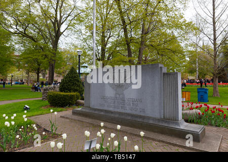 Holland, Michigan, Stati Uniti d'America - 11 Maggio 2019: memoriale per i soldati militari si trova al Centennial Park durante il Tulip Time Festival Foto Stock