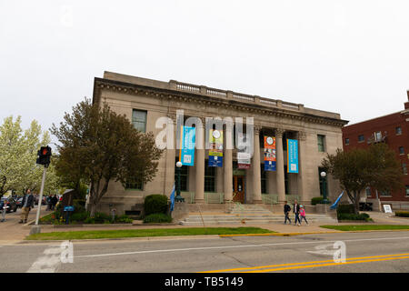 Holland, Michigan, Stati Uniti d'America - 11 Maggio 2019: la gente camminare pas Holland Museum, di fronte al Centennial Park Foto Stock